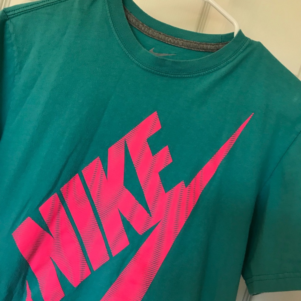 Nike tee - Picture 2 of 3